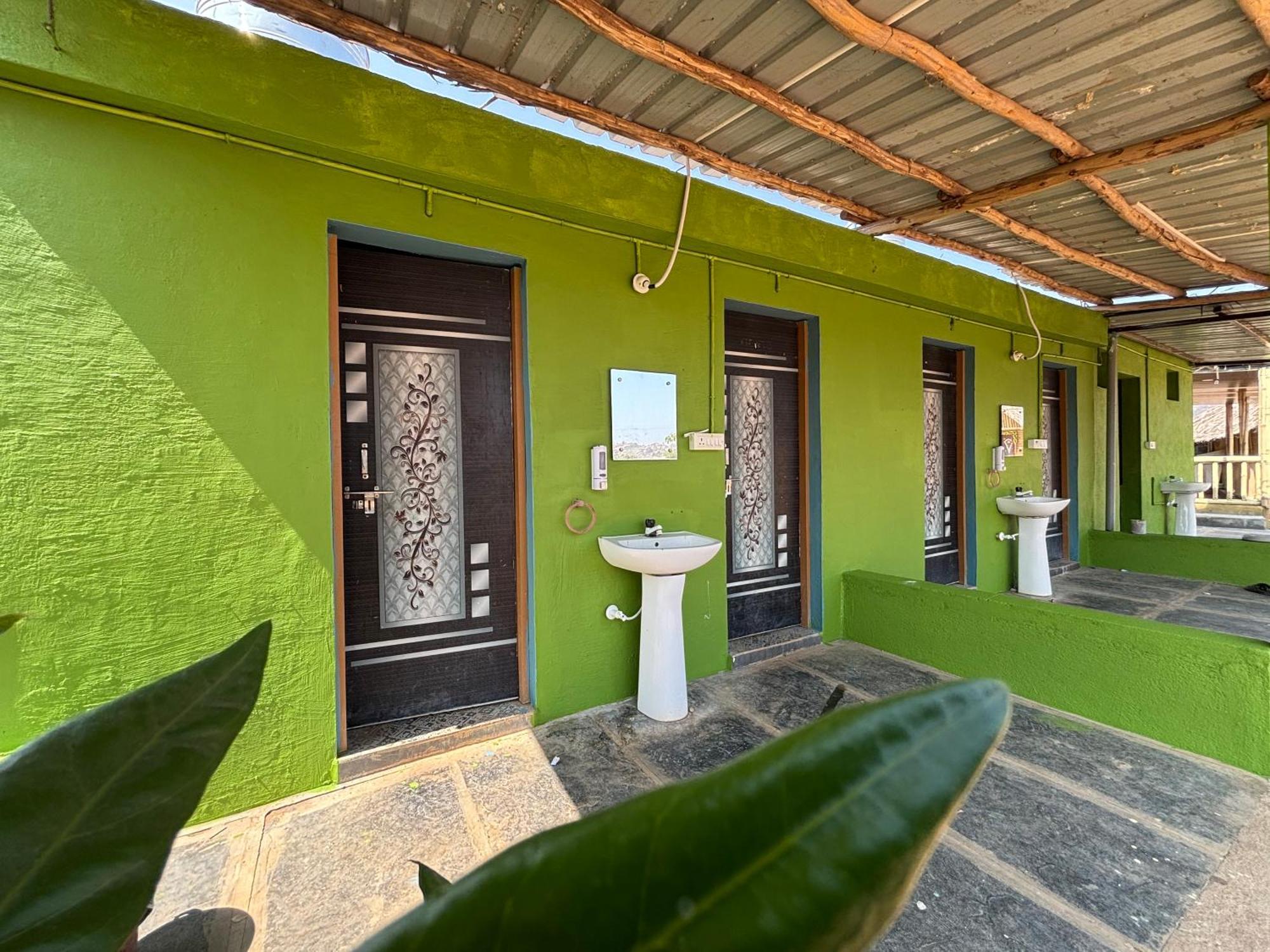 Mowgli'S Cafe Hampi & Guest House Exterior foto